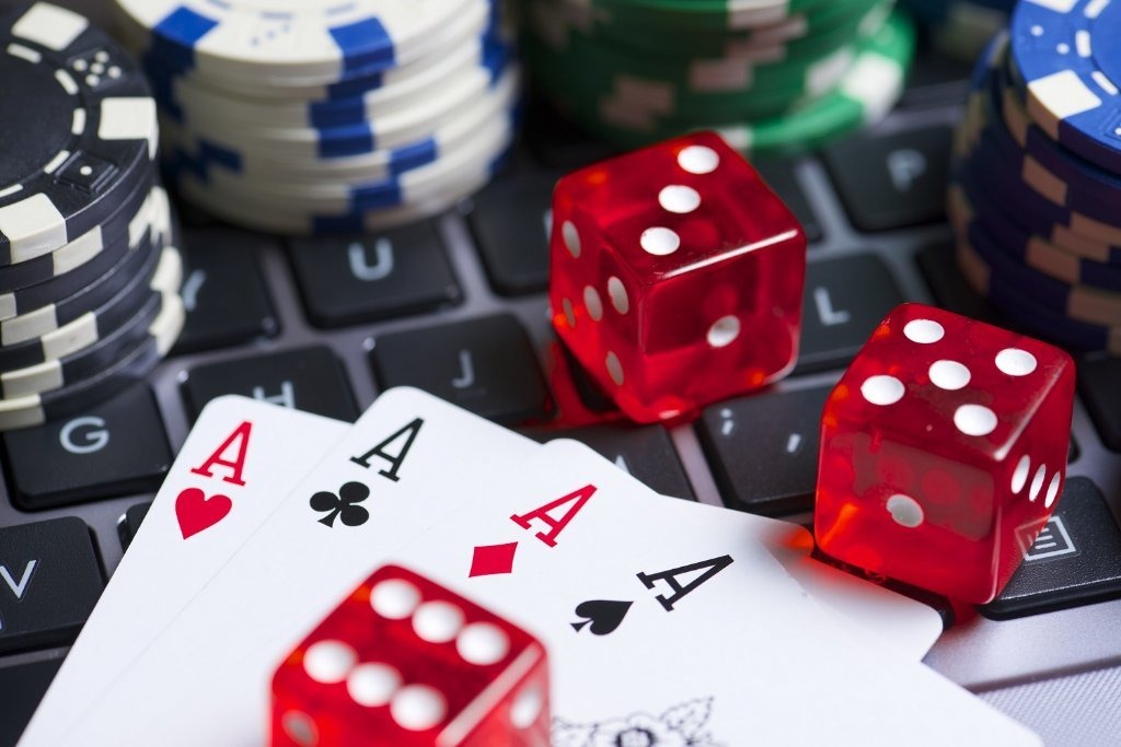 What are progressive jackpots in online casino games and their benefits?